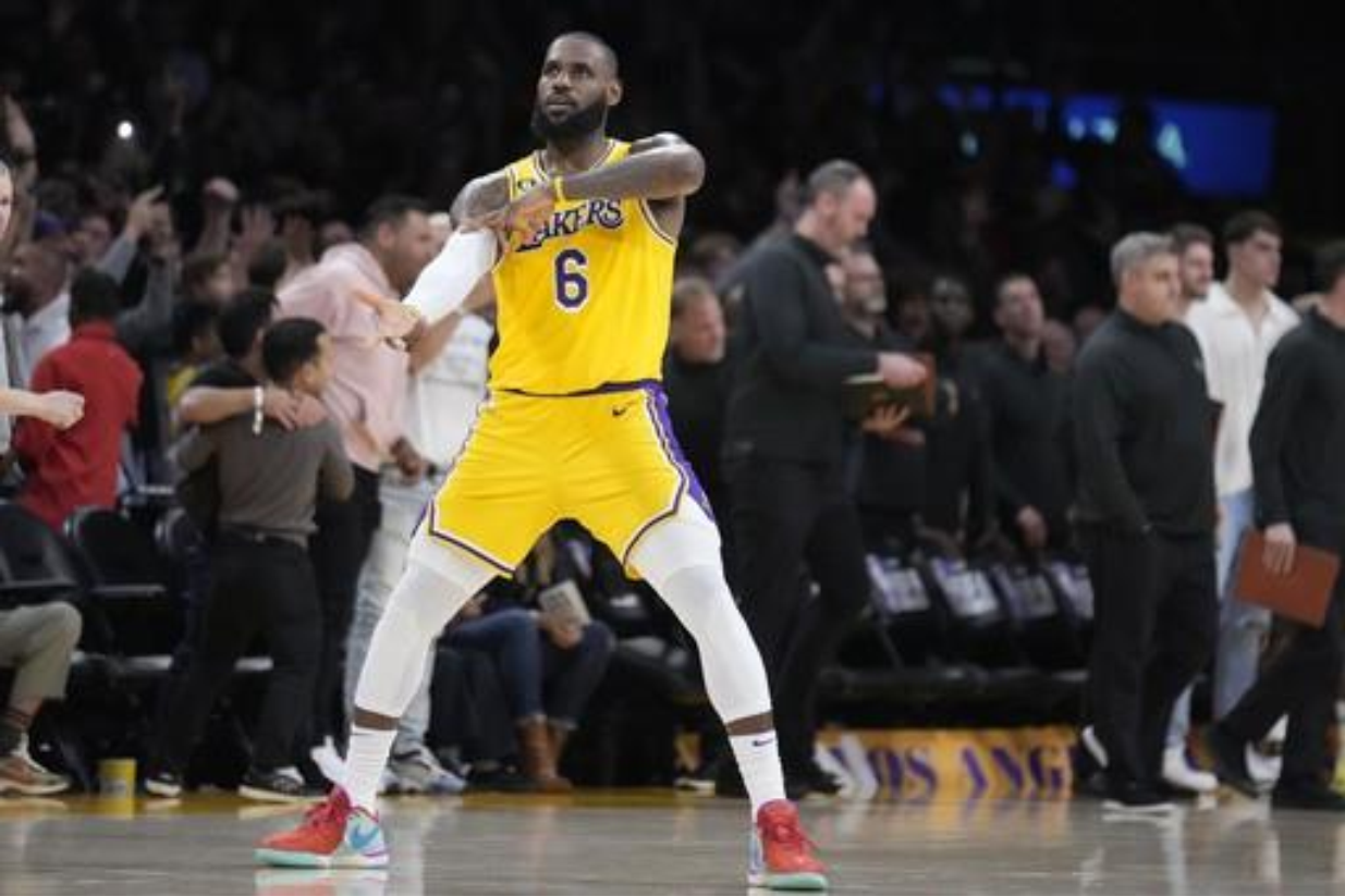 Celebran Lakers al vencer a Wolves en tiempo extra y están en playoffs