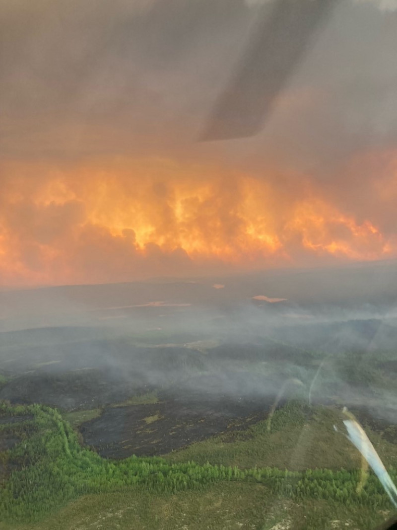 Hacen su llegada “cientos de bomberos” de EEUU para las labores de extinción de los incendios en Canadá
