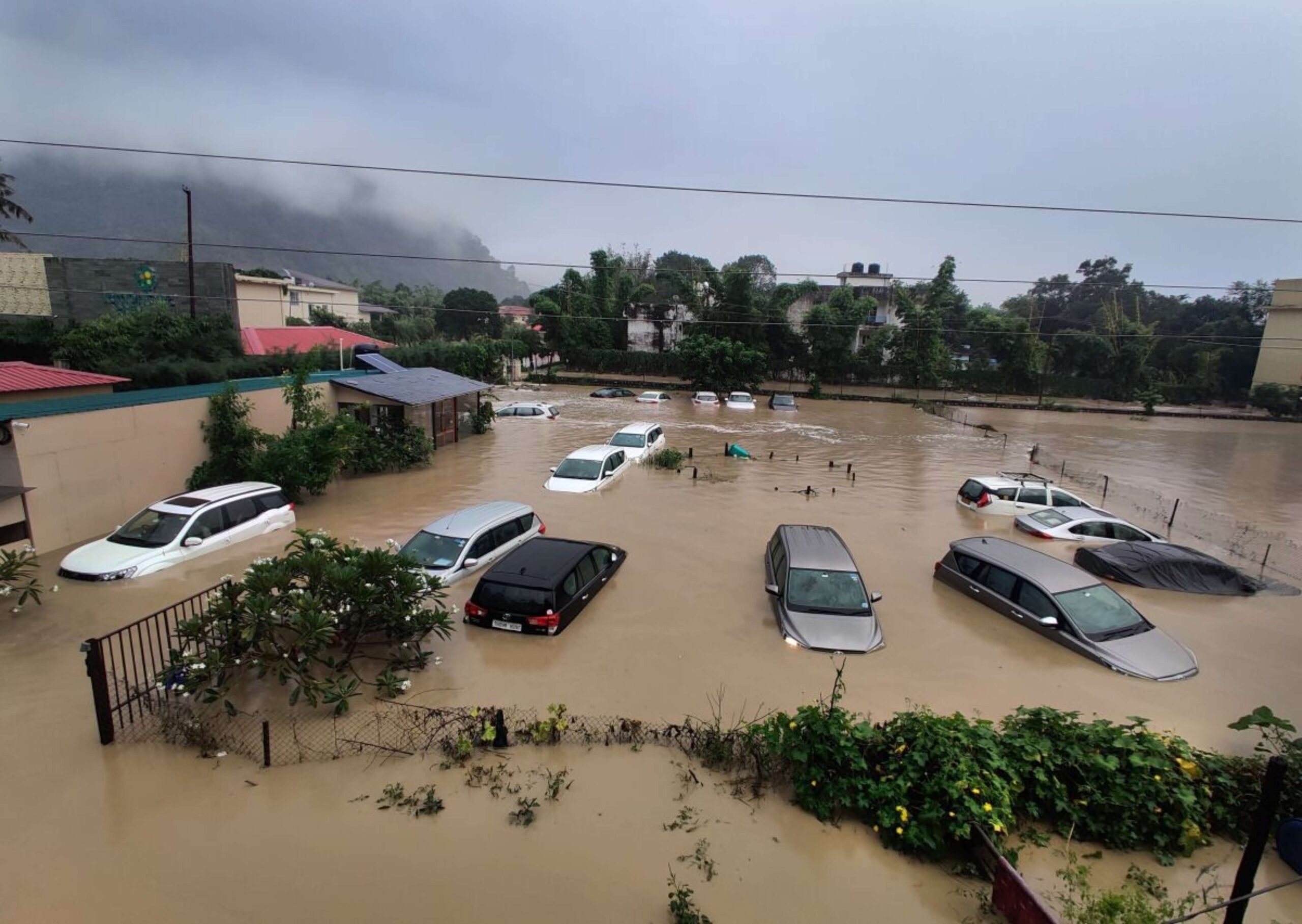 100 muertos y miles de atrapados en el norte de la India por las fuertes lluvias