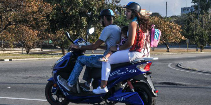 Motoconchistas de Santiago anuncian protestas contra uso obligatorio del doble casco