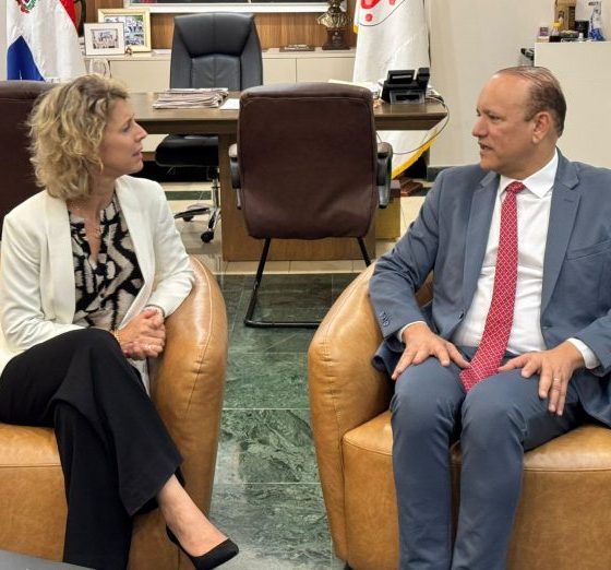 Santiago reconoce como visitante distinguida a la embajadora de Francia, Sonia Barbry